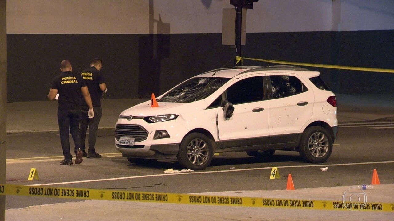 Resultado de imagem para Vídeo mostra quando soldados do Exército atiram contra carro que furou bloqueio no Rio