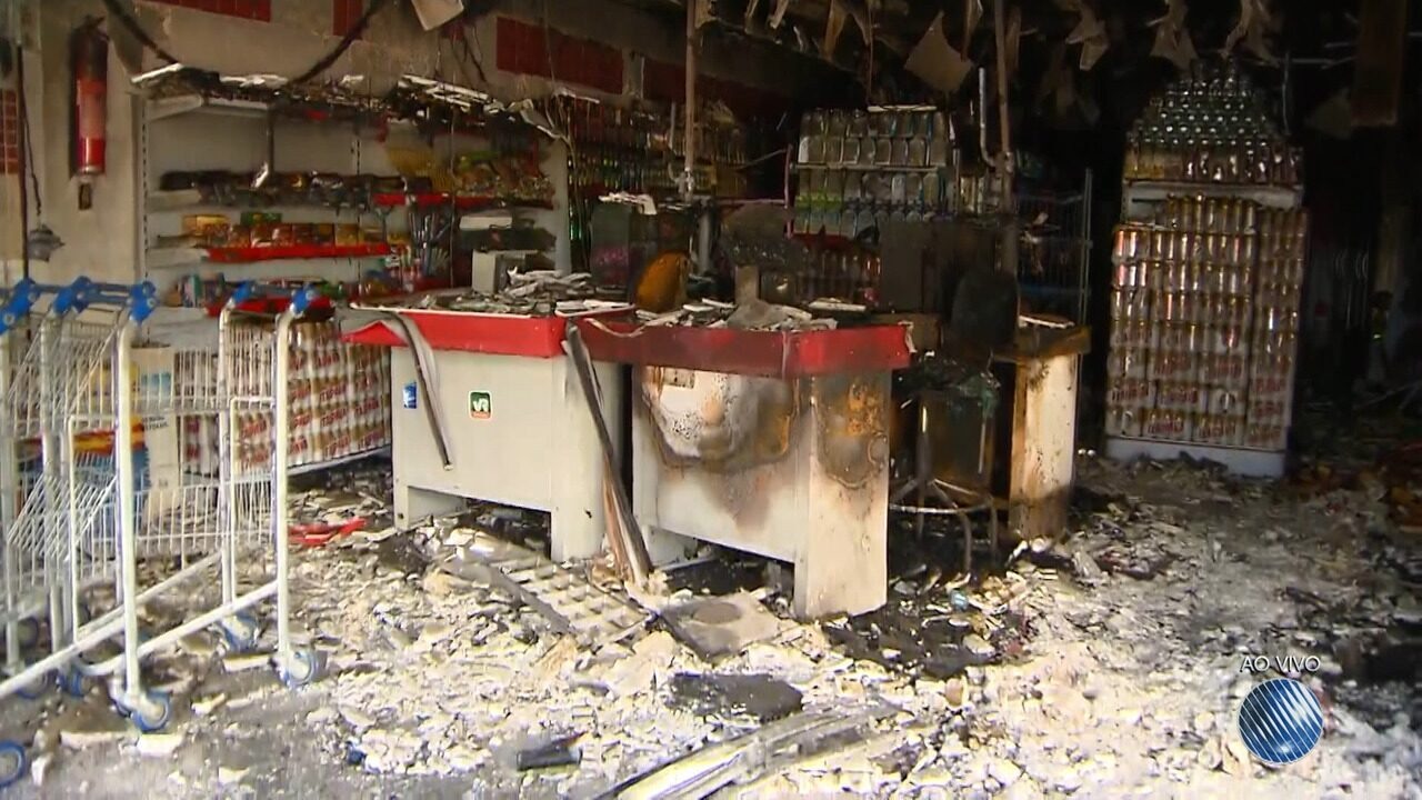 Resultado de imagem para Incêndio destrói mercado no bairro do Garcia, em Salvador