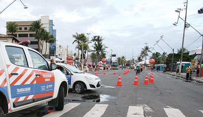 Resultado de imagem para fotos de agentes de transito de salvador orientando o trÃ¡fego