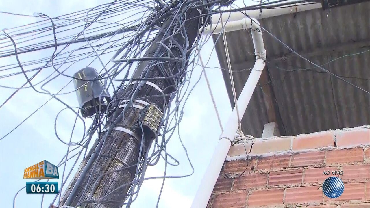 Resultado de imagem para Moradores de bairro em Salvador amarram poste com corda para evitar desabamento