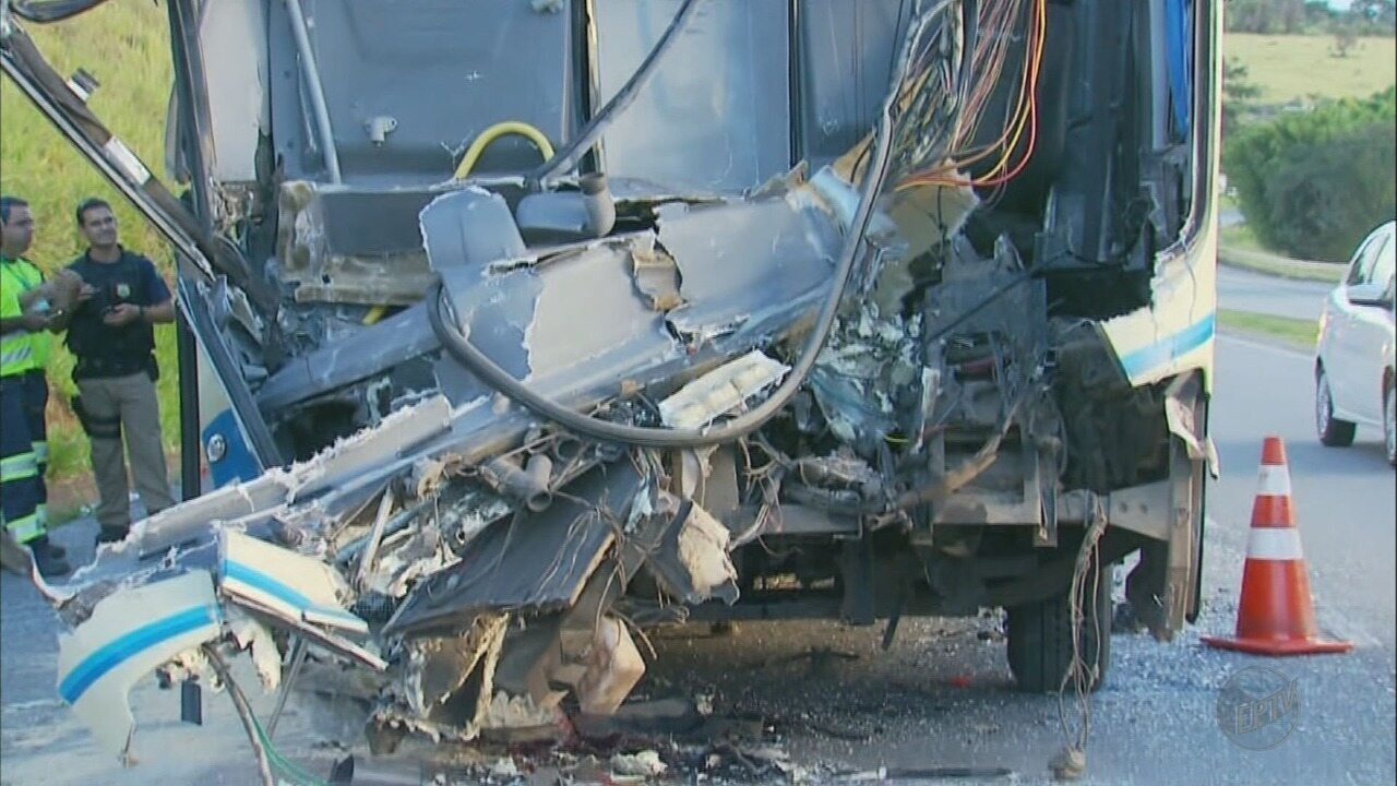 Resultado de imagem para Batida entre Ã´nibus e caminhÃ£o deixa feridos no sul da Bahia