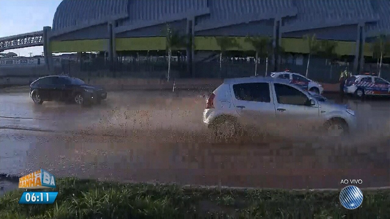 Resultado de imagem para Adutora rompe e causa alagamento em trecho da Avenida Paralela