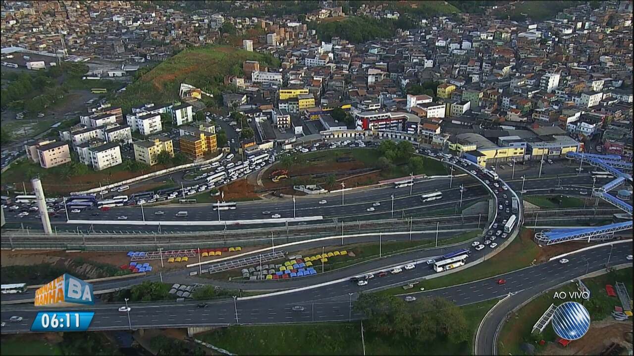 Resultado de imagem para Na vÃ©spera da Sexta-feira Santa, trÃ¢nsito fica lento perto da rodoviÃ¡ria e do Terminal de SÃ£o Joaquim, em Salvador