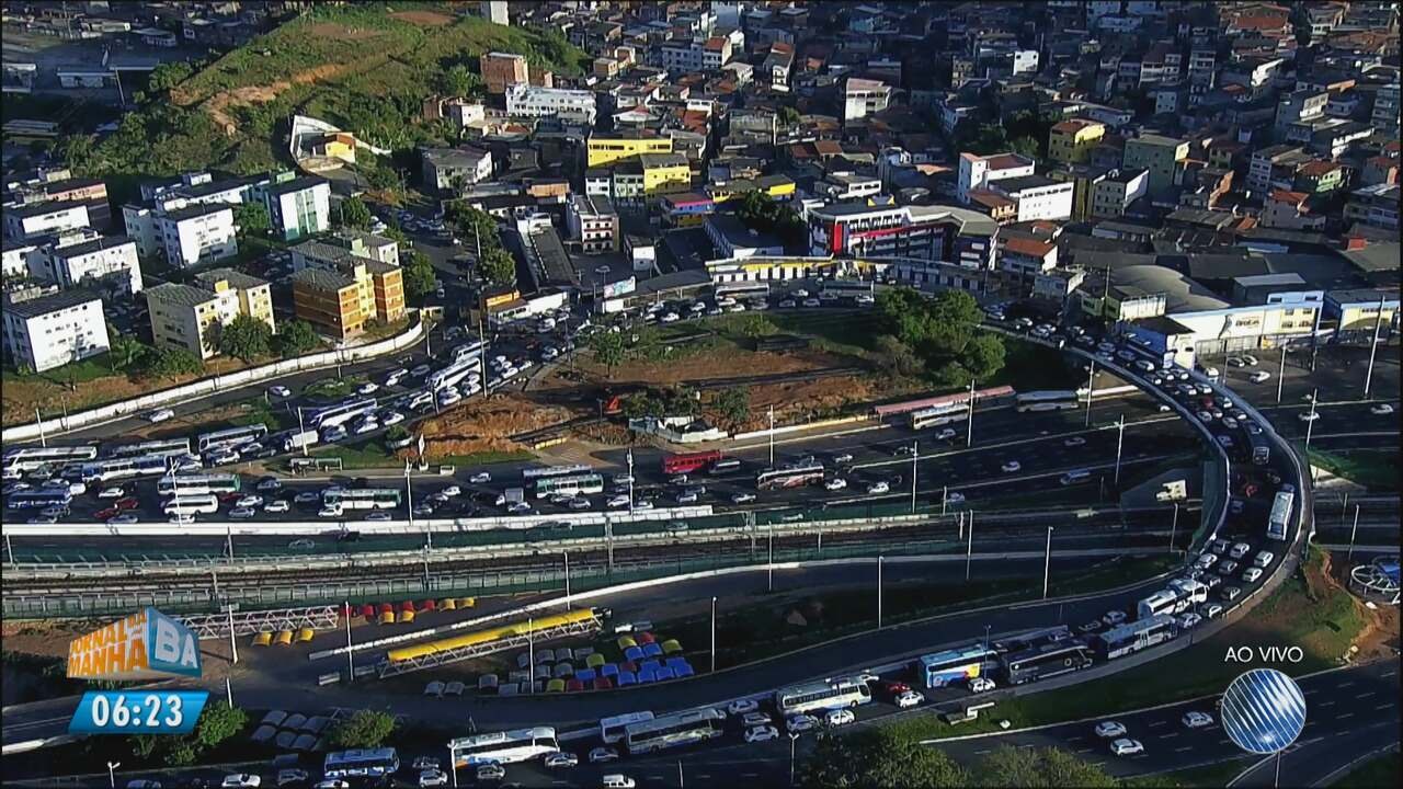 Resultado de imagem para ApÃ³s feriadÃ£o, motoristas enfrentam engarrafamento no entorno da rodoviÃ¡ria de Salvador