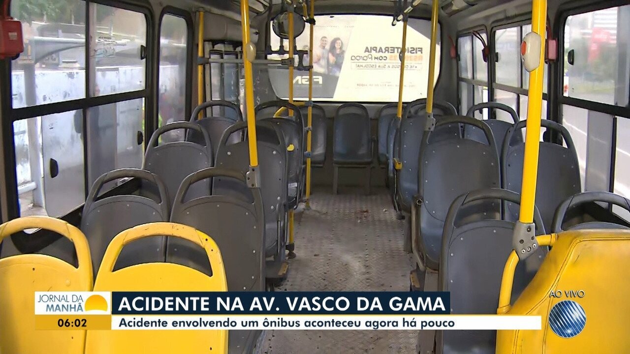 Resultado de imagem para Motorista desvia de pedestre em pista e Ã´nibus bate em canteiro central da Av. Vasco da Gama; dois ficam feridos