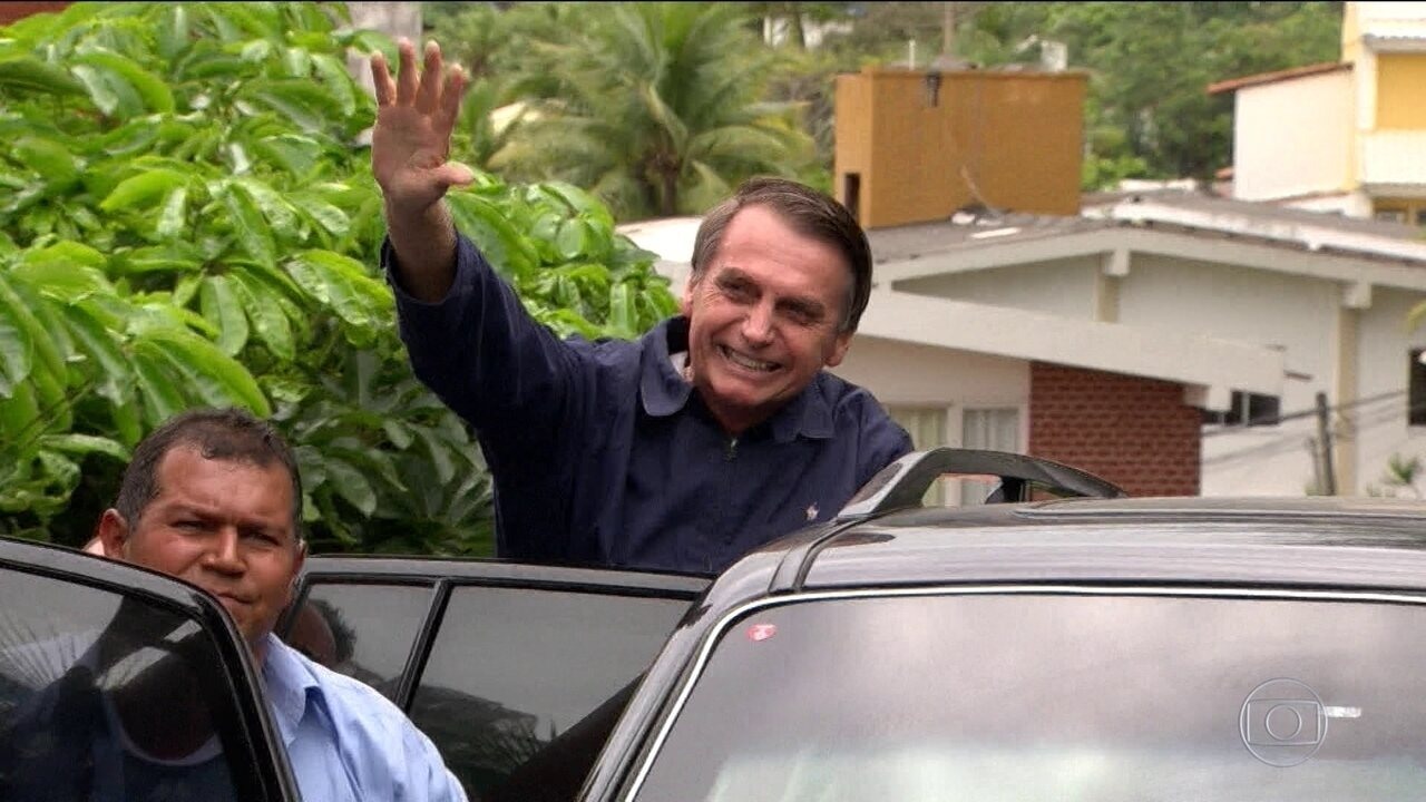 Resultado de imagem para fotos de jair bolsonaro saindo ontem de casa no rio de janeiro