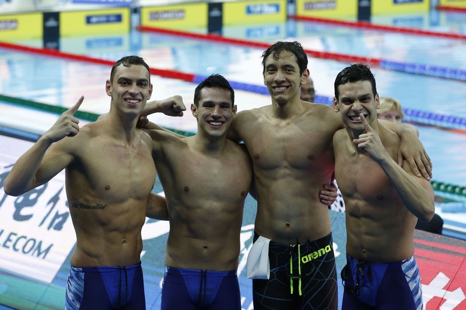 Brasil surpreende no 4x200m livre e conquista o ouro com recorde mundial em Hangzhou