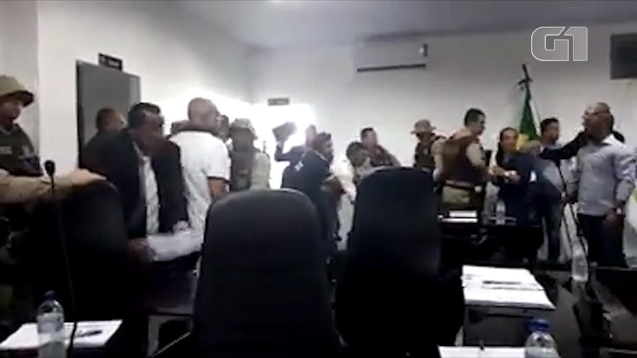 Resultado de imagem para VÃ­deo mostra pancadaria na cÃ¢mara durante sessÃ£o que julgaria cassaÃ§Ã£o de vereadores no oeste da BA