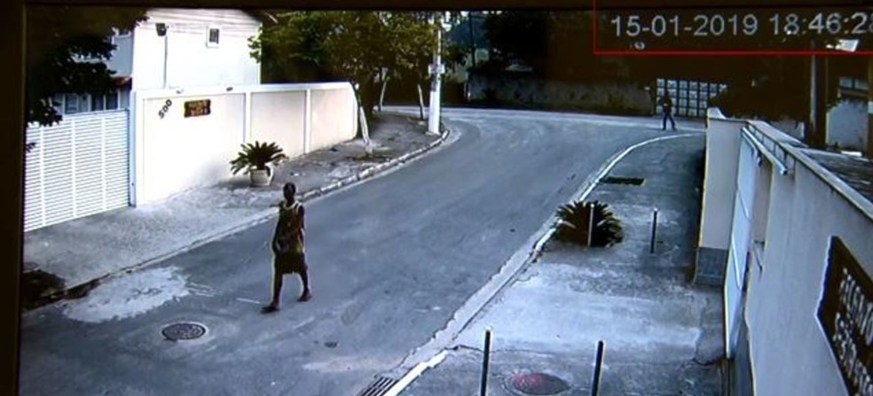 Imagens de cÃ¢meras de seguranÃ§a mostram Leonardo Nascimento em outro lugar na hora do crime â?? Foto: ReproduÃ§Ã£o/TV Globo