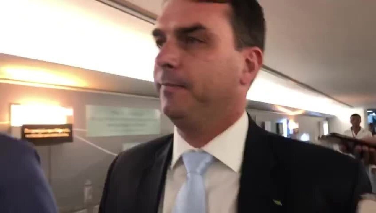 Resultado de imagem para FlÃ¡vio Bolsonaro faz biometria no Congresso e diz nÃ£o ter mais nada para falar sobre Coaf