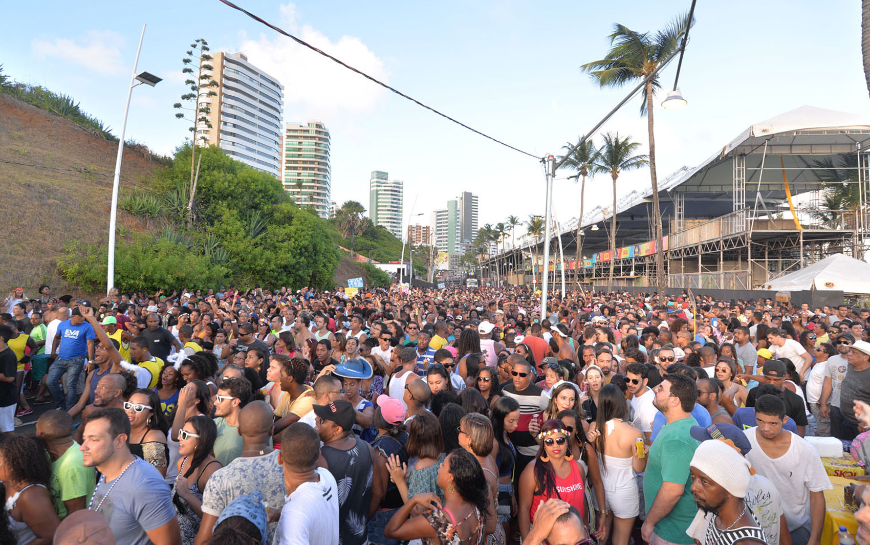 Av. Oceânica é tomada por mar de gente no Furdunço