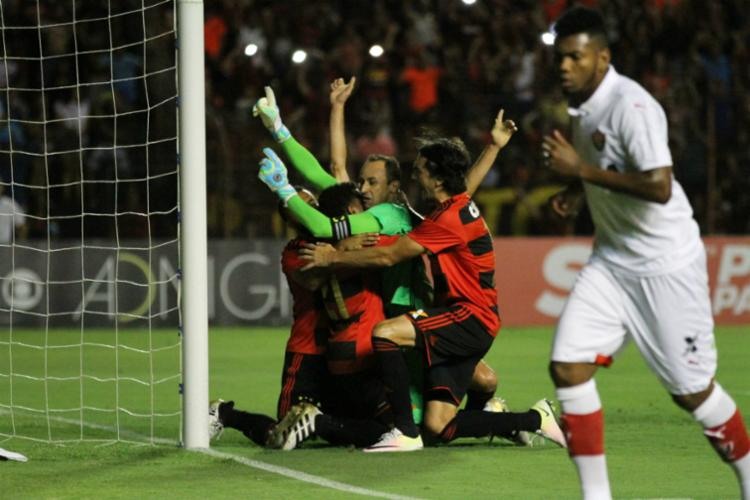 Magrão pegou um dos pênaltis desperdiçados pelo Vitória - Foto: Aldo Carneiro / Parceiro / Ag. O Globo