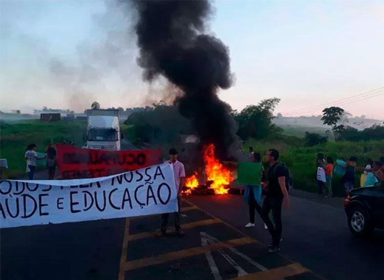 Manifestantes bloquearam a via com objetos queimados e faixas - Foto: Fábio Santos | Voz da Bahia