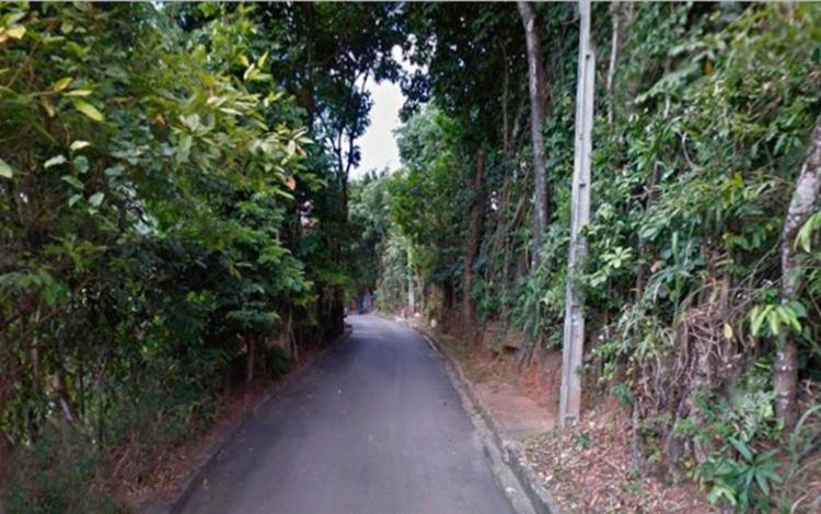 Os dois homens foram encontrados em um matagal na rua Coronel Milton de Sá - Foto: Google Maps | Reprodução