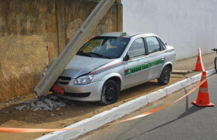 Após ser atingido por golpes de faca, o taxista colidiu com um poste - Foto: Blog do Anderson | Divulgação