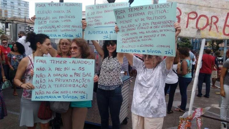 Grupo com cartazes de reivindicações 'Fora Temer' - Foto: Ana Paula Santos | Ag. A TARDE