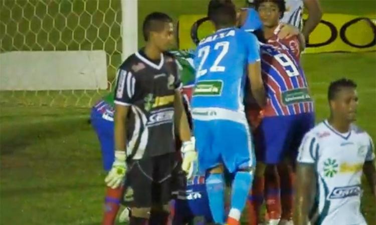 Edigar Junio foi cercado por jogadores tricolores após empatar aos 48 minutos do 2º tempo - Foto: Reprodução