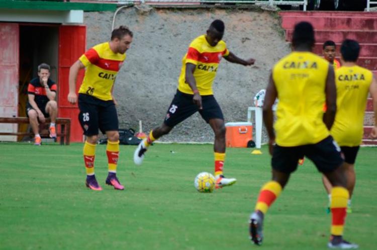 Argel observou de perto a atividade desta manhã - Foto: Francisco Galvão | EC Vitória