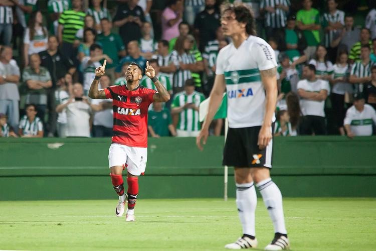 Marinho celebra seu gol diante do atônito zagueiro do Coritiba - Foto: Guilherme Artigas l Foto Arena l Estadão Conteúdo