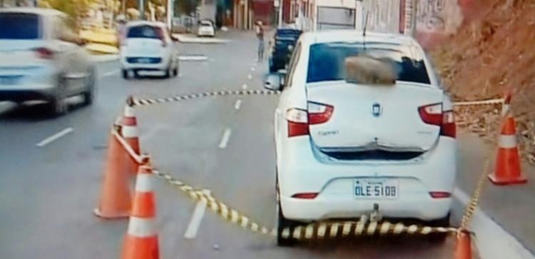 O carro foi abandonado na avenida Vasco da Gama - Foto: Reprodução | TV Record