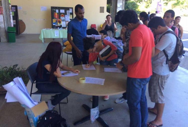 Estudantes recolhem assinaturas para abaixo assinado a ser enviado ao Consuni - Foto: Anderson Sotero | Ag. A TARDE