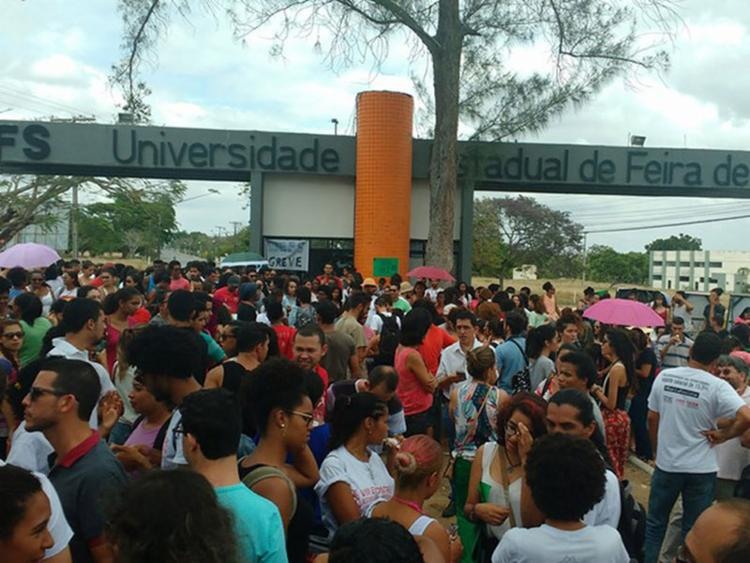 Estudantes protestam em frente à entrada da Uefs nesta quinta-feira - Foto: Divulgação | Uefs