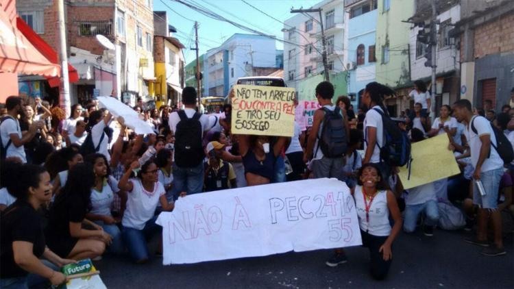 O protesto começou no início da tarde e tem cerca de 250 estudantes no local - Foto: Ana Paula Santos | Ag. A TARDE