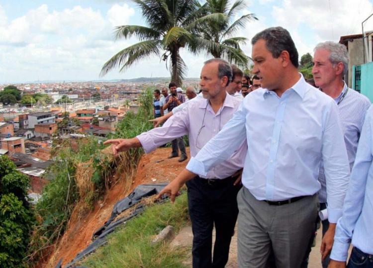 Rui Costa assinou ordem de serviço para obras de encosta no bairro da Liberdade - Foto: Manu Dias | GOVBA | Divulgação