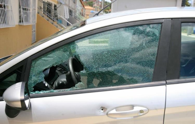 Carros e casas foram atingidos por tiros em Simões Filho - Foto: Edilson Lima | Ag. A TARDE