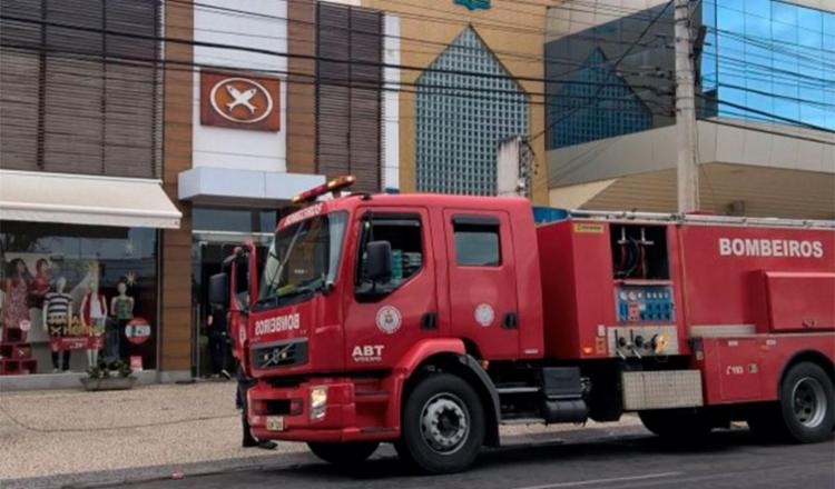 Bombeiros controlaram as chamas na loja localizada em Feira - Foto: Reprodução | Acorda Cidade