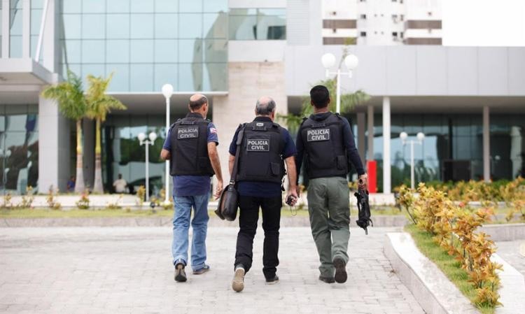 Policiais acorreram ao local da tragédia e peritos colheram dados para a elaboração de um laudo técnico - Foto: Lúcio Távora | Ag. A TARDE