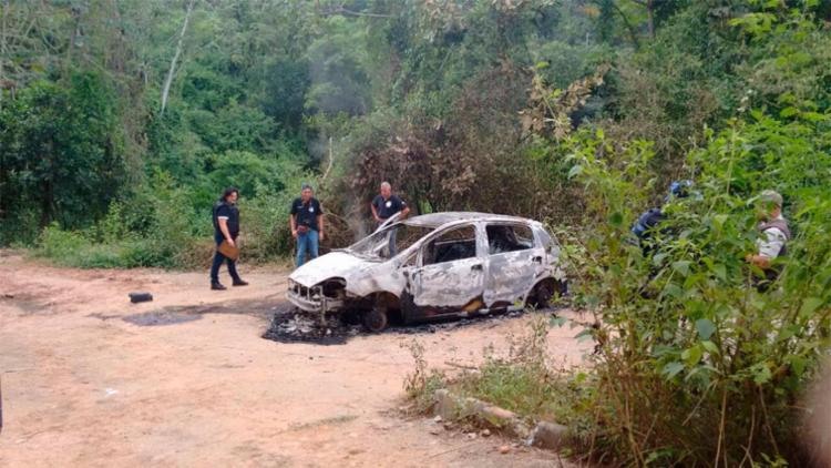 Corpo da vítima foi achado carbonizado dentro de um carro - Foto: Edilson Lima | Ag. A TARDE