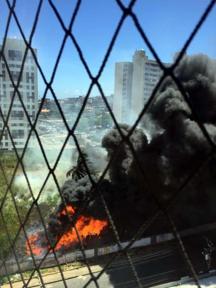 Incêndio atrapalha também o trânsito na região - Foto: Mariana Carneiro | Ag. A TARDE