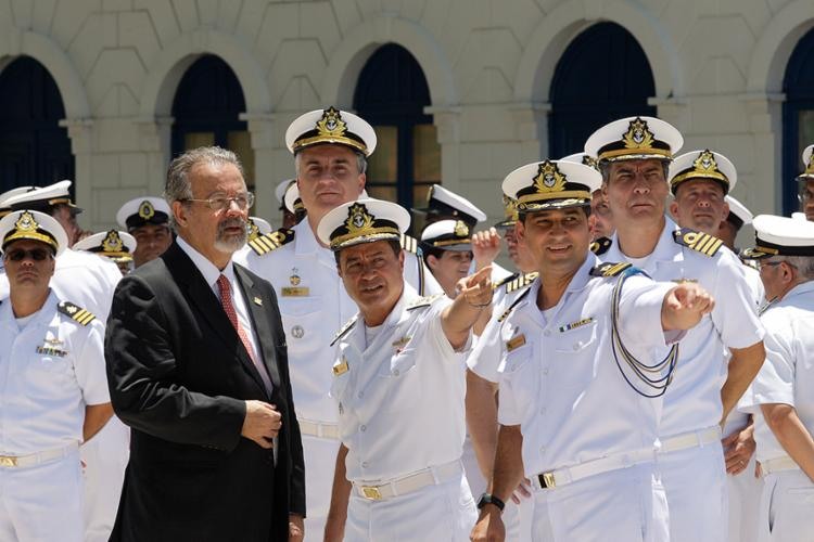 Jungmann passou cerca de três horas no Comércio e seguiu para Base Naval de Aratu onde conheceu navios que destroem minas subaquáticas - Foto: Luciano da Matta l Ag. A TARDE