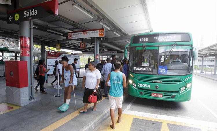 Resultado de imagem para fotos de onibus em terminais de salvador