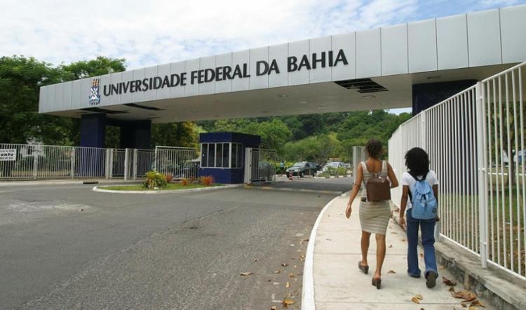 Polícia Federal investiga suposto esquema de fraude em concurso da Ufba - Foto: Fernando Vivas | Ag. A Tarde | 09.12.2002