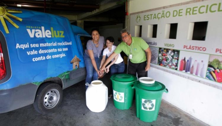 A síndica Elane Graziele (ao centro) incluiu o óleo usado entre os itens da central de reciclagem - Foto: Luciano da Matta | Ag. A TARDE