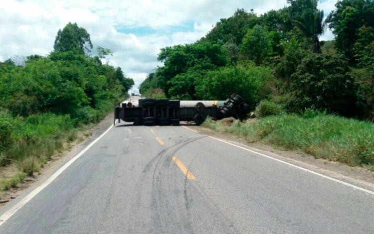 Caminhão bloqueou o km 755, que fica entre os municípios de Itabela e Itamaraju - Foto: PRF | Divulgação