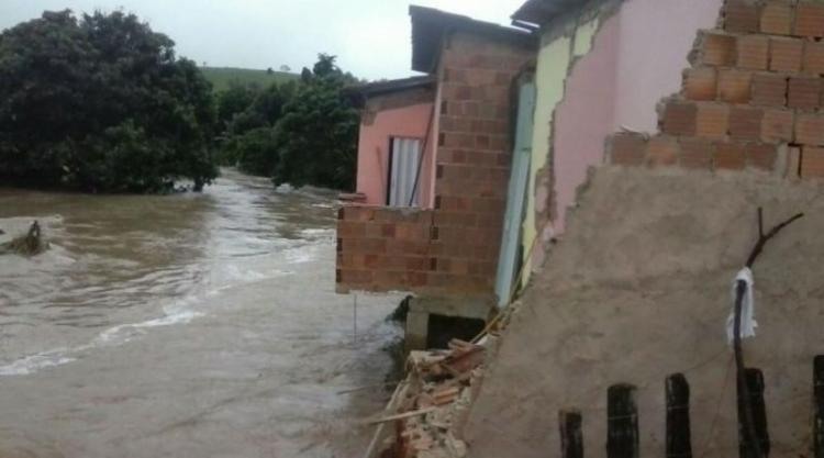 Casas desabaram e famílias ficaram desalojadas por conta das chuvas - Foto: Divulgação | Guarananet.com