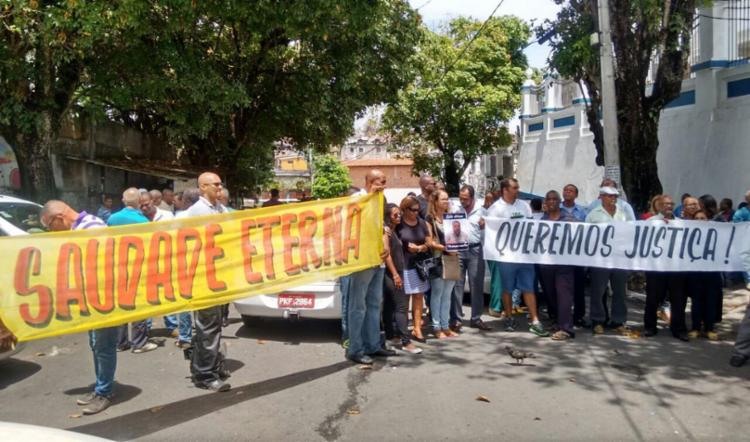 Grupo pede que a polícia identifique e prenda o responsável pelo crime - Foto: Euzeni Daltro | Ag. A TARDE