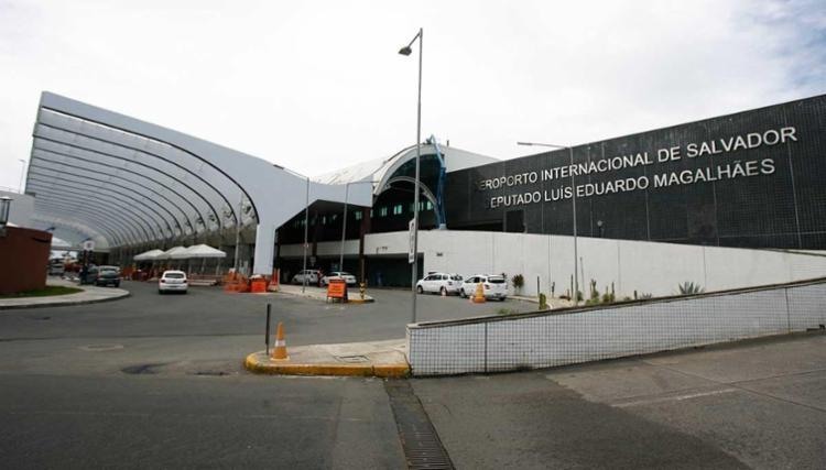 Resultado de imagem para aos turistas que chegam para o Carnaval da Bahia no Aeroporto Internacional de Salvador.