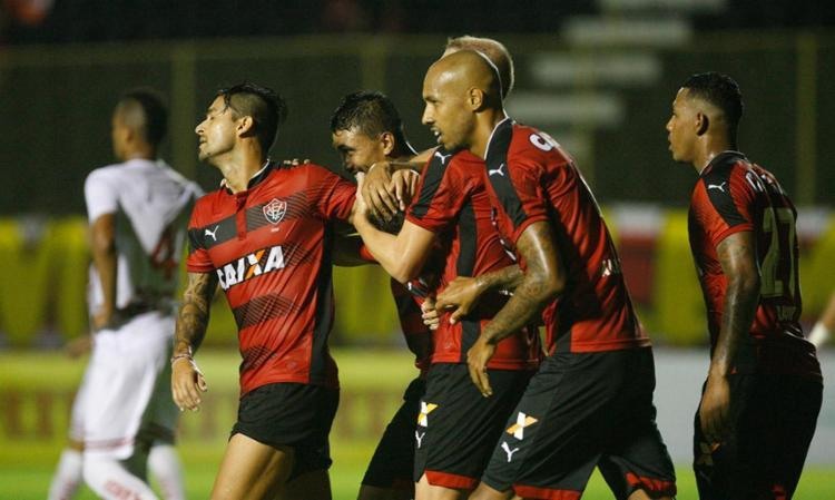 Estreante Gabriel Xavier recebe apoio dos companheiros após o gol - Foto: Adilton Venegeroles | Ag. A TARDE