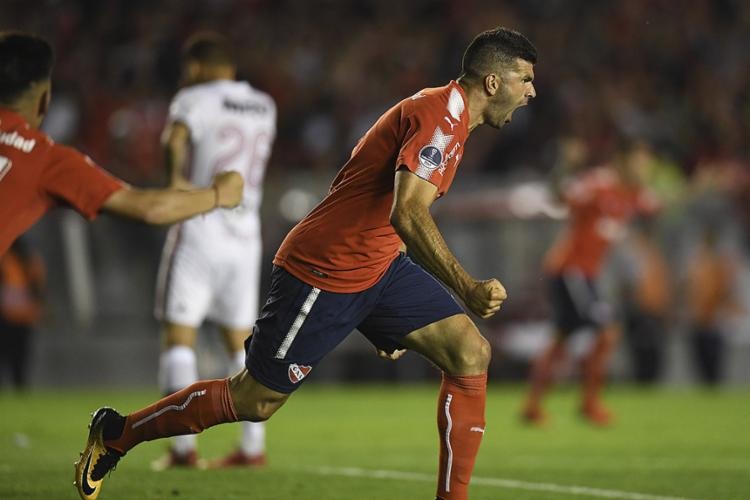 Veterano Gigliotti marcou o gol que iniciou a reação do Independiente - Foto: Eitan Abramovich l AFP