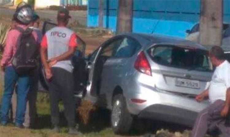 Bandidos bateram carro durante perseguição policial - Foto: Reprodução | Radar 64