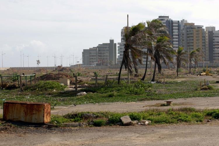 Imagem de terra arrasada na área em que funcionou o shopping - Foto: Adilton Venegeroles | Ag. A TARDE