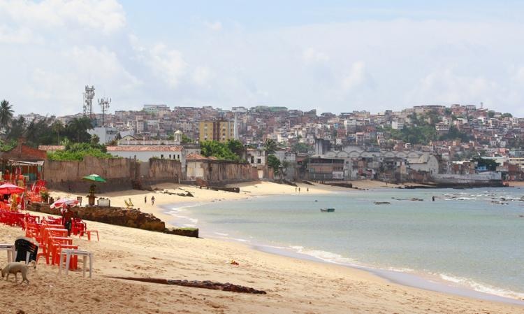 Praia do Canta Galo, atrás das instalações da FIB, é uma das impróprias - Foto: Edilson Lima | Ag. A TARDE