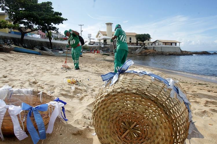 Agentes da Limpurb trabalharam na extensão da areia e do bairro após o festejo - Foto: Joá Souza l Ag. A TARDE