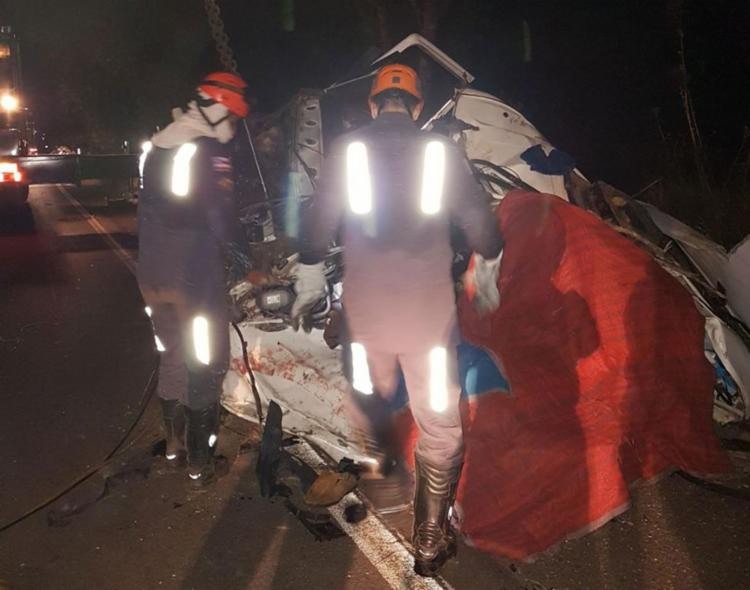 Equipes fazem trabalho de resgate dos corpos nas ferragens - Foto: Divulgação | Corpo de Bombeiros