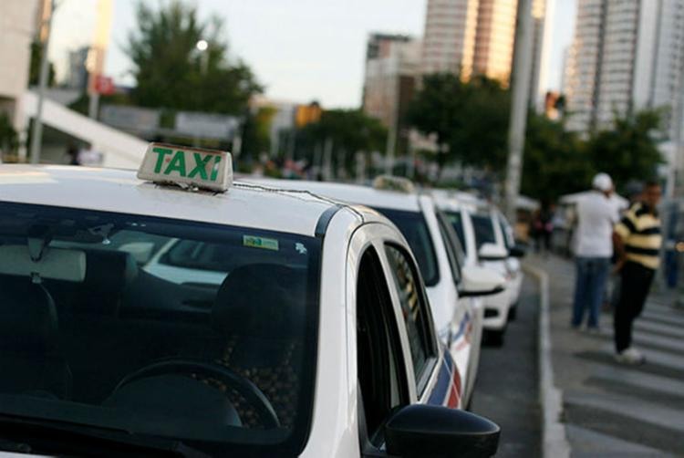 O app já está operando no cadastro de taxistas por meio do site - Foto: Joá Souza | Ag. A TARDE