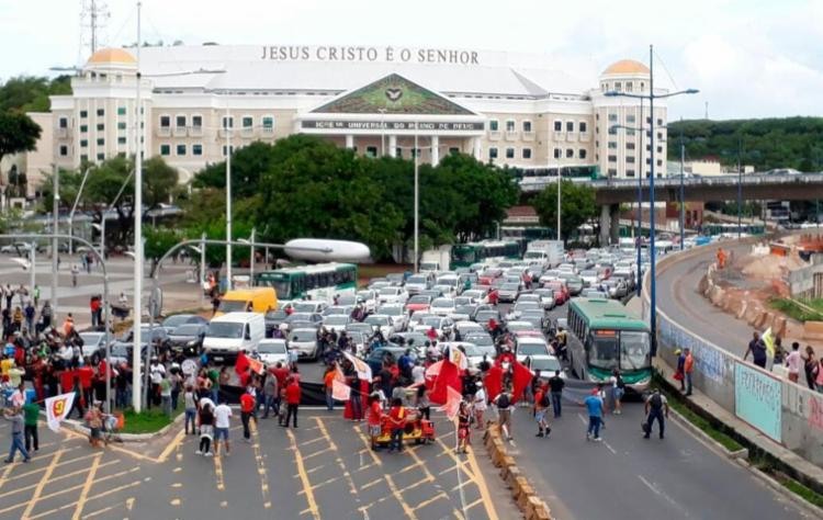 Resultado de imagem para fotos de manifestaÃ§Ã£o de rodoviÃ¡rios em salvador